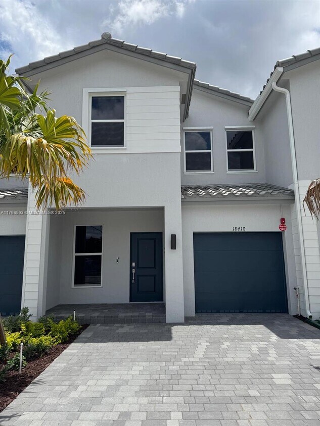 Foto principal - 18410 SW 2nd St