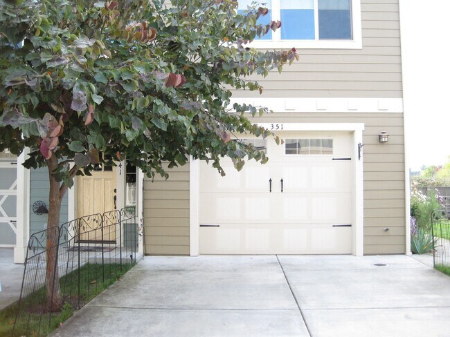 Building Photo - Modern and Spacious Town Home for Rent