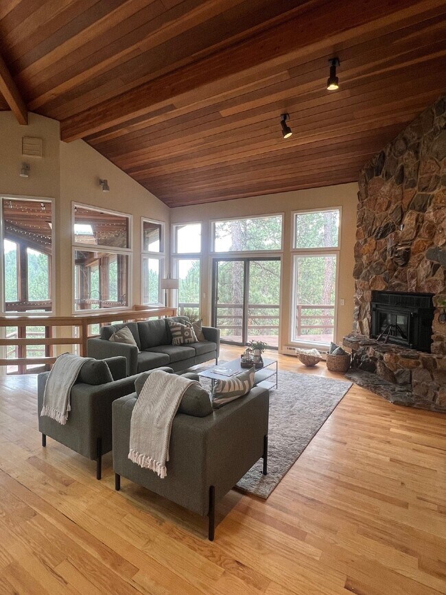 Building Photo - Beautiful Home in Genesee!