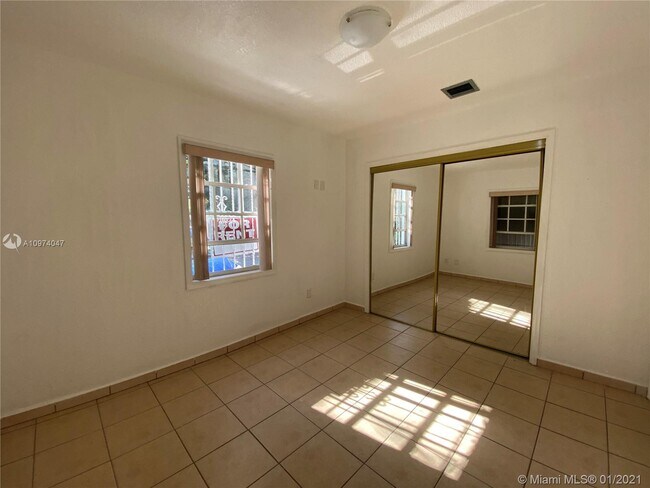 Foto del edificio - 3677 SW 23rd St