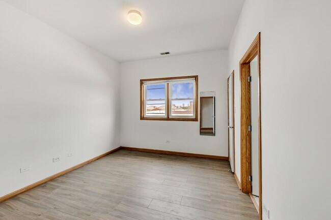 Foto del edificio - 3 bedroom in Chicago IL 60642