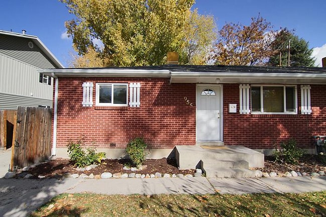 Photo - 955 Hillview Dr House