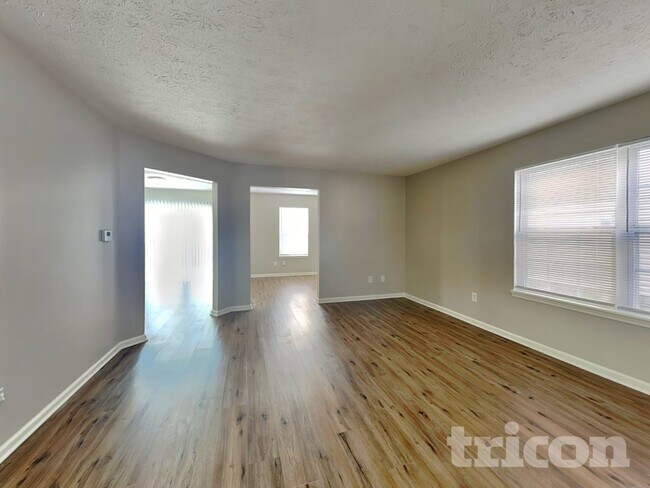 Foto del edificio - 8146 Birchfield Dr