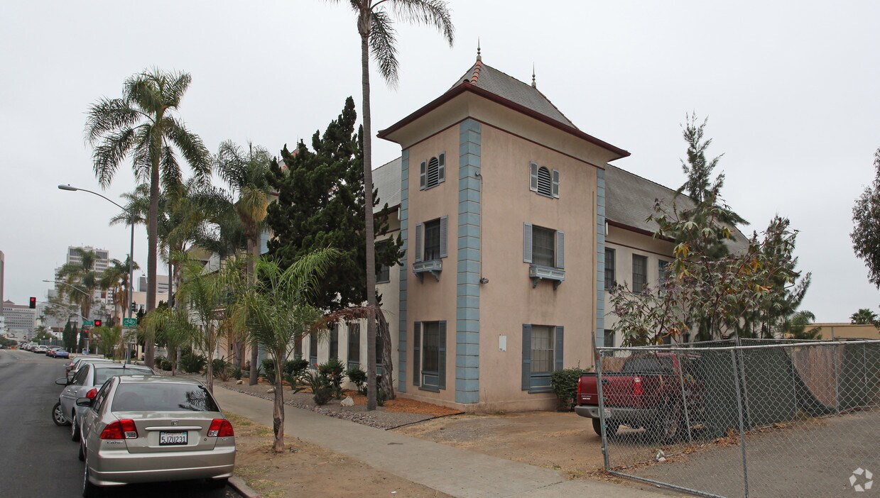 Building Photo - La Maison