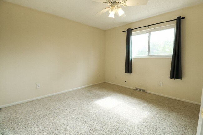 Building Photo - 3 bedroom and 2 bathroom home!