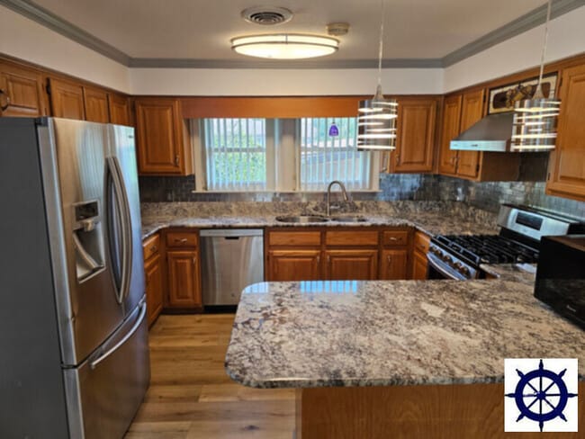 Building Photo - 4717 N Lakewood Dr