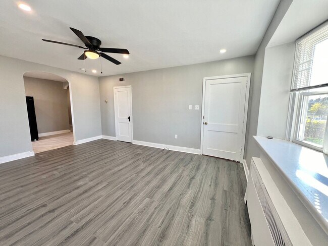 Building Photo - 2 Bedroom 1 Bath Apartment Available Now