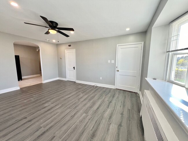 Foto del edificio - 2 Bedroom 1 Bath Apartment Available Now