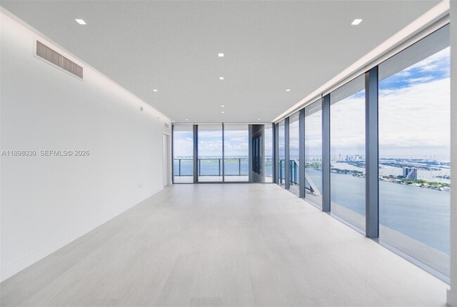 Foto del edificio - 700 NE 24th St