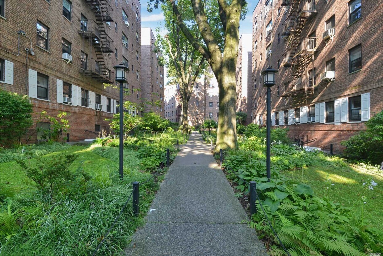 Primary Photo - 83-75 118th St