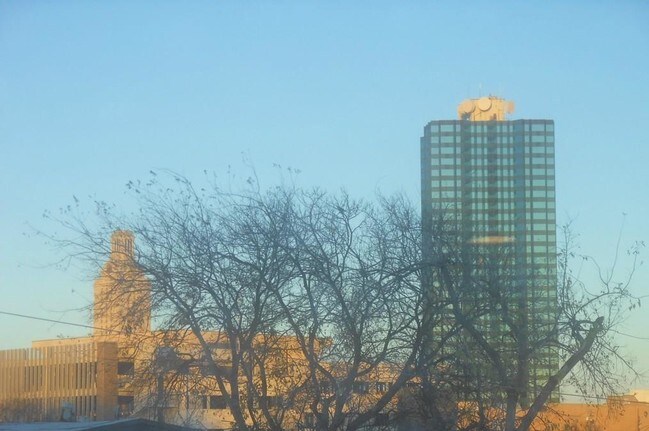 Building Photo - 609 W 18th St