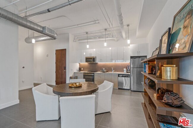 Foto del edificio - 939 S Broadway