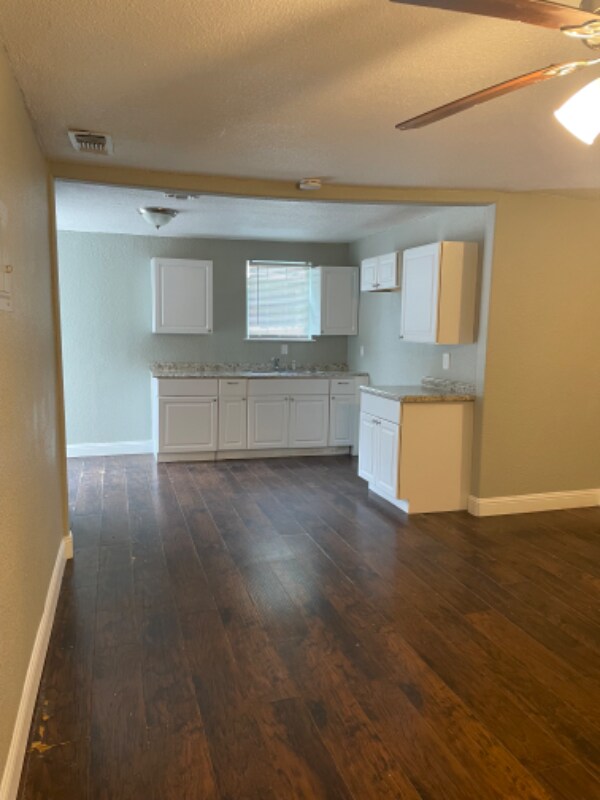 Foto del edificio - 1718 Commercial Ave