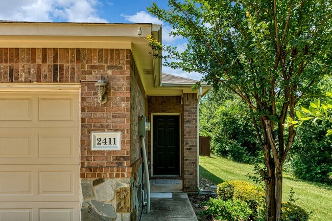 Building Photo - AVAILABLE NOW! NICE 3 BEDROOM TOWNHOME LOC...