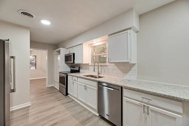 Foto del edificio - 5706 Rocky Ridge Rd