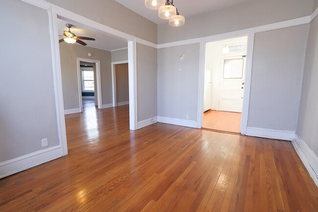 Building Photo - 621 W Cornelia Ave