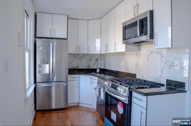 Building Photo - 254 Hudson Pl