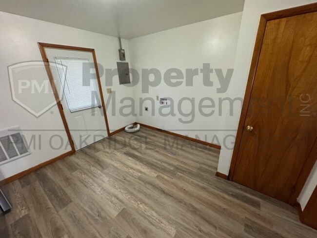 Building Photo - 2 Bed Single Level Apartment