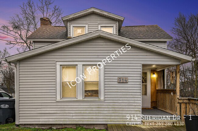 Building Photo - 1 bedroom with washer/dryer and 2 stall ca...