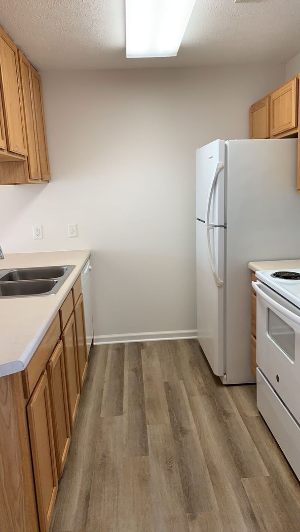 Building Photo - 3 bedroom townhome in broadway for rent! -...