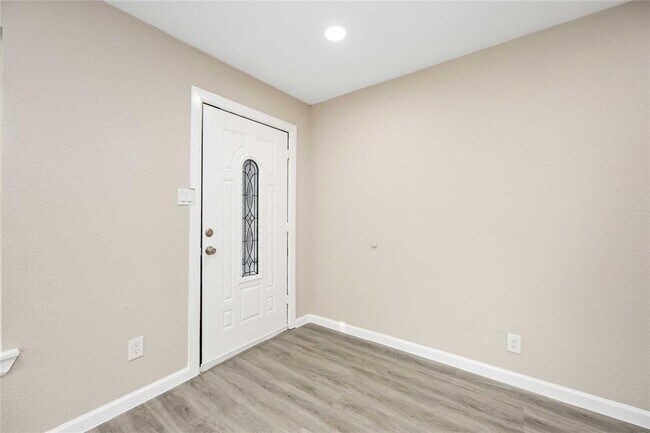 Building Photo - 310 E Whitney St