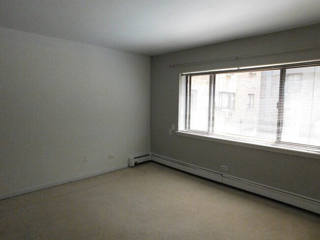 Foto del edificio - 3620 N Pine Grove Ave