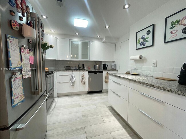 Building Photo - 500 Bayview Dr