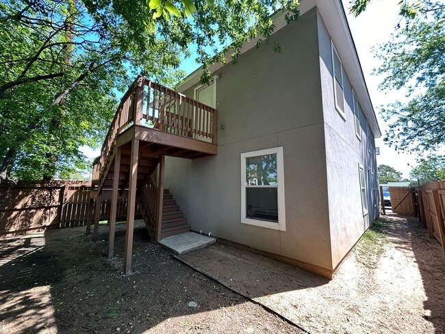 Building Photo - 1615 N Navidad St