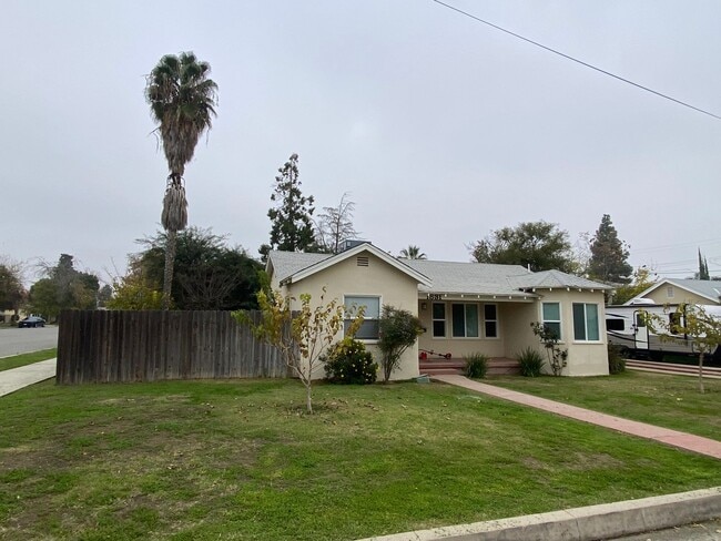 Foto del edificio - Follow the yellow brick to this Remodeled 2 BD 1 BA House in NE Bakersfield