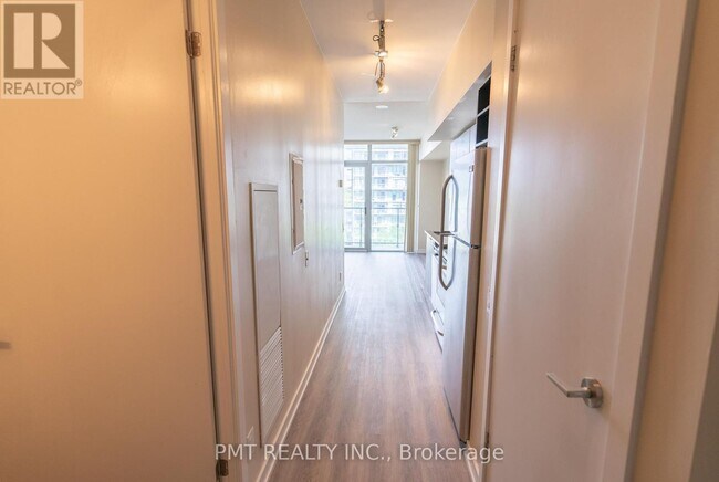 Photo du bâtiment - 105 The Queensway