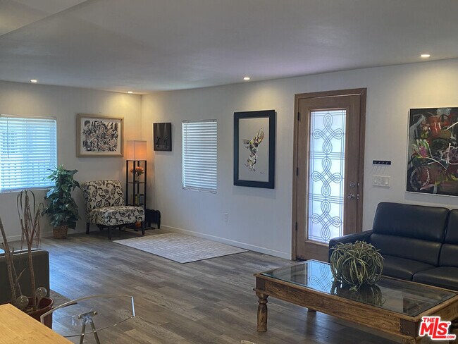 Foto del edificio - 4827 Saturn St