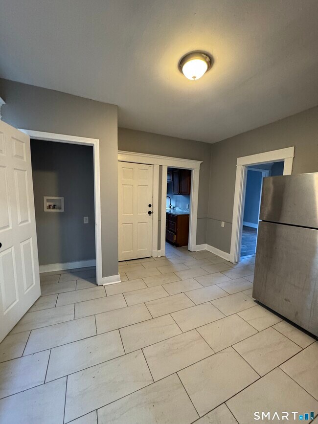 Building Photo - 916 Winchester Ave