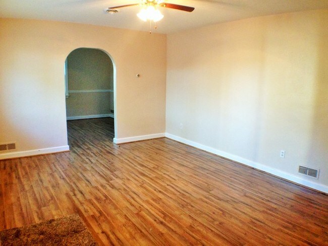 Building Photo - BEAUTFUL 3 BED 1 BATH HOME ON CURLEW DRIVE!