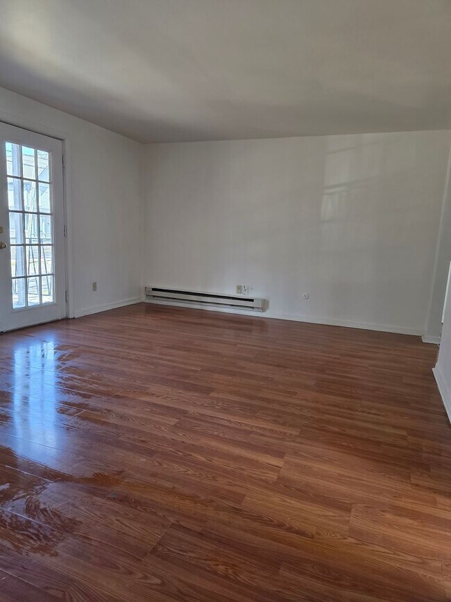 Foto del edificio - 2-bedroom upper