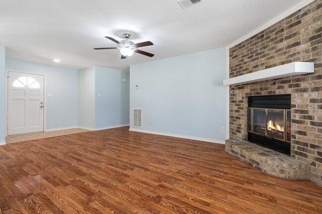 Foto del edificio - 9134 Lakeside Dr