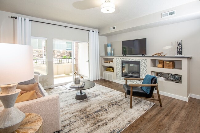 Renovación de primer nivel con centro de entretenimiento integrado - Herriman Towne Center