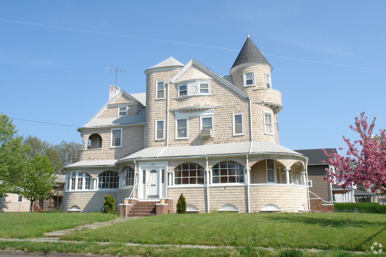Building Photo - 137 2nd Ave