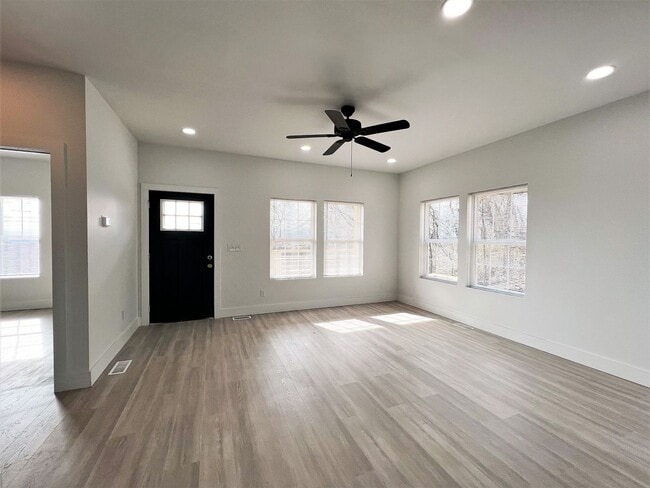 Building Photo - LOCATED IN HISTORIC PARKRIDGE!!