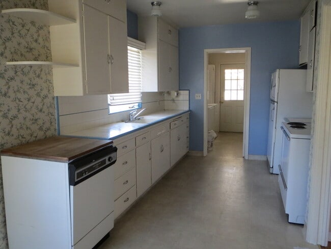 Building Photo - Cute Fresno High home, hardwood floors & m...