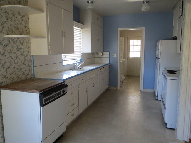 Foto del edificio - Cute Fresno High home, hardwood floors & m...