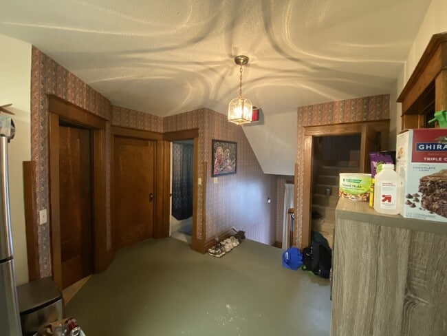 Building Photo - Spacious top floor 4 bed 1 bath by UWEC