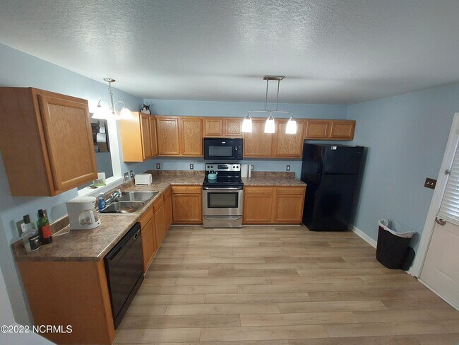 Building Photo - 205 Ashwood Dr