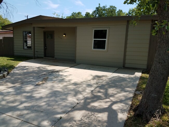 Foto del edificio - 5227 Vlg Gln Dr