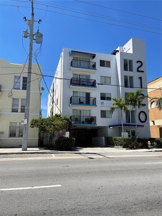Building Photo - 2120 W Flagler St