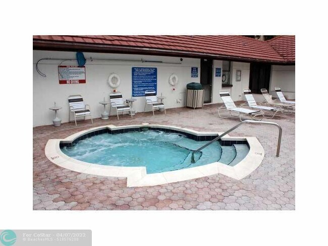 Foto del edificio - 8429 Forest Hills Dr