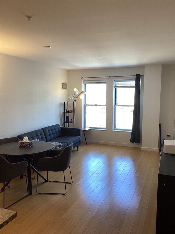 Building Photo - 16 Miner St