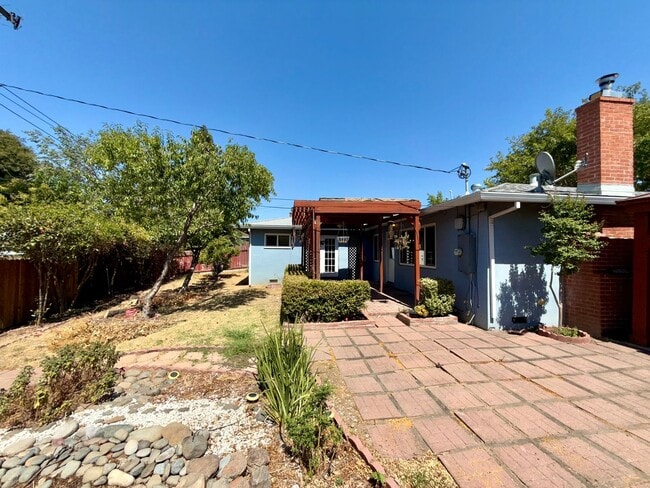 Building Photo - 6109 Golden Dawn Way