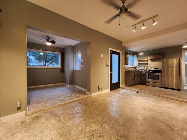 Building Photo - 112 10th St