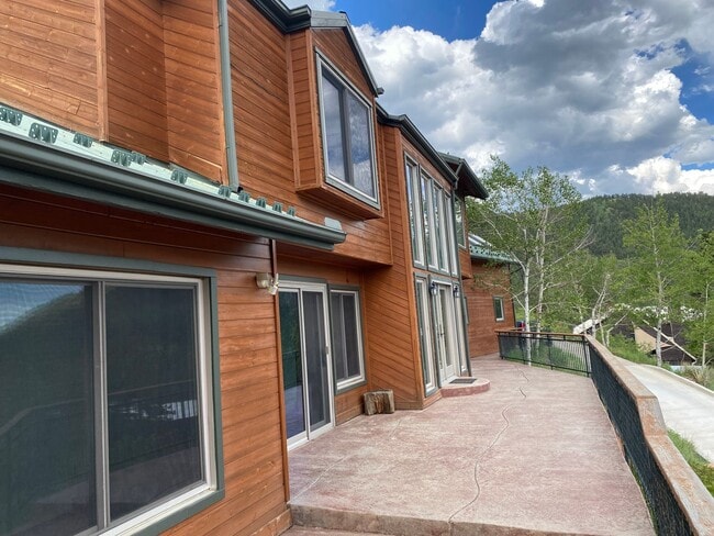 Building Photo - 3 bed 2 bath w/ Mountain Views!