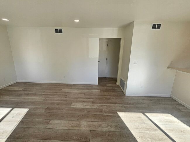 Living room - 4380 Diamond St